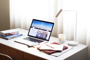 Junior Suite, 1 King Bed | Living room