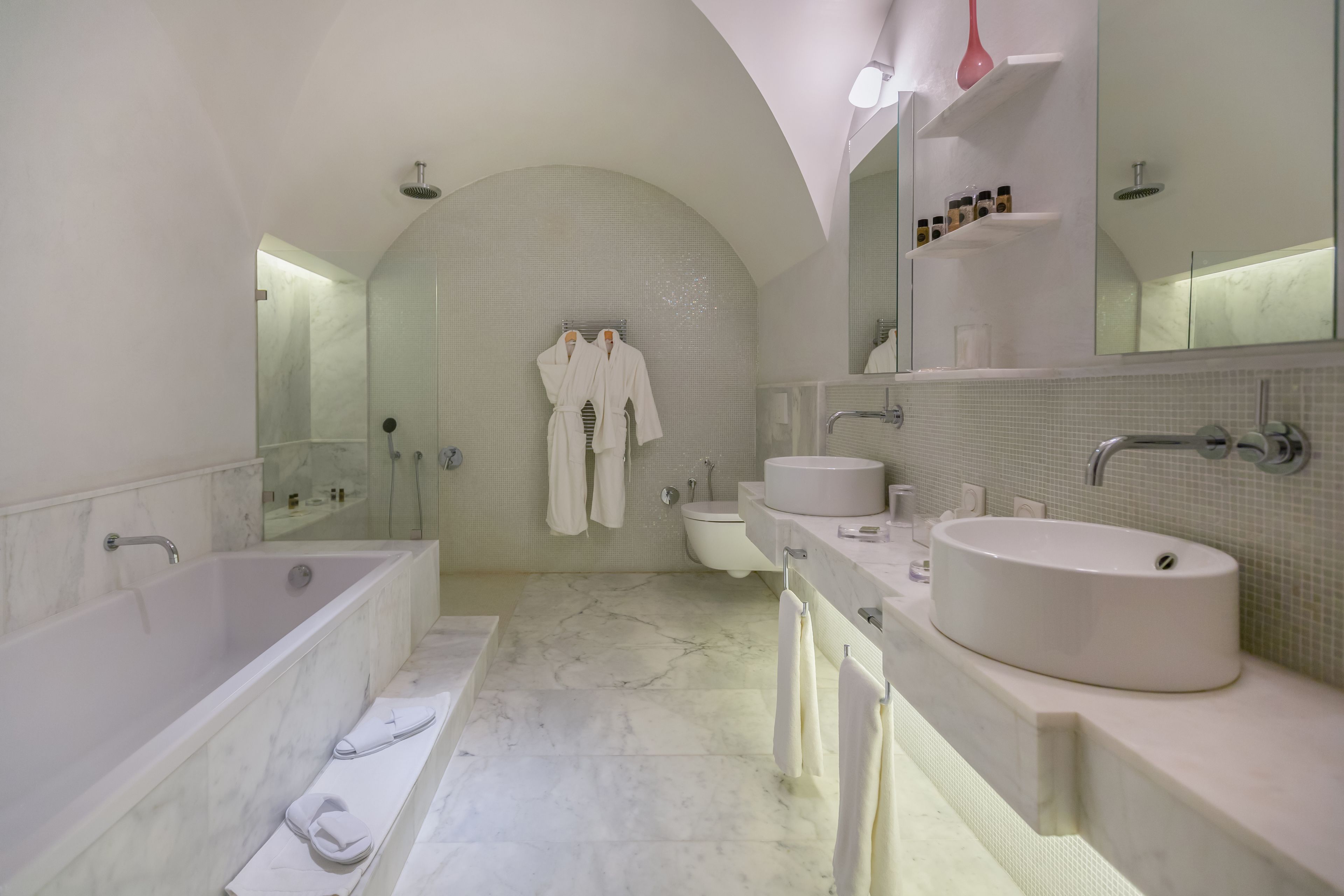 deluxe suite | bathroom | combined shower/bathtub, deep-soaking bathtub, free toiletries