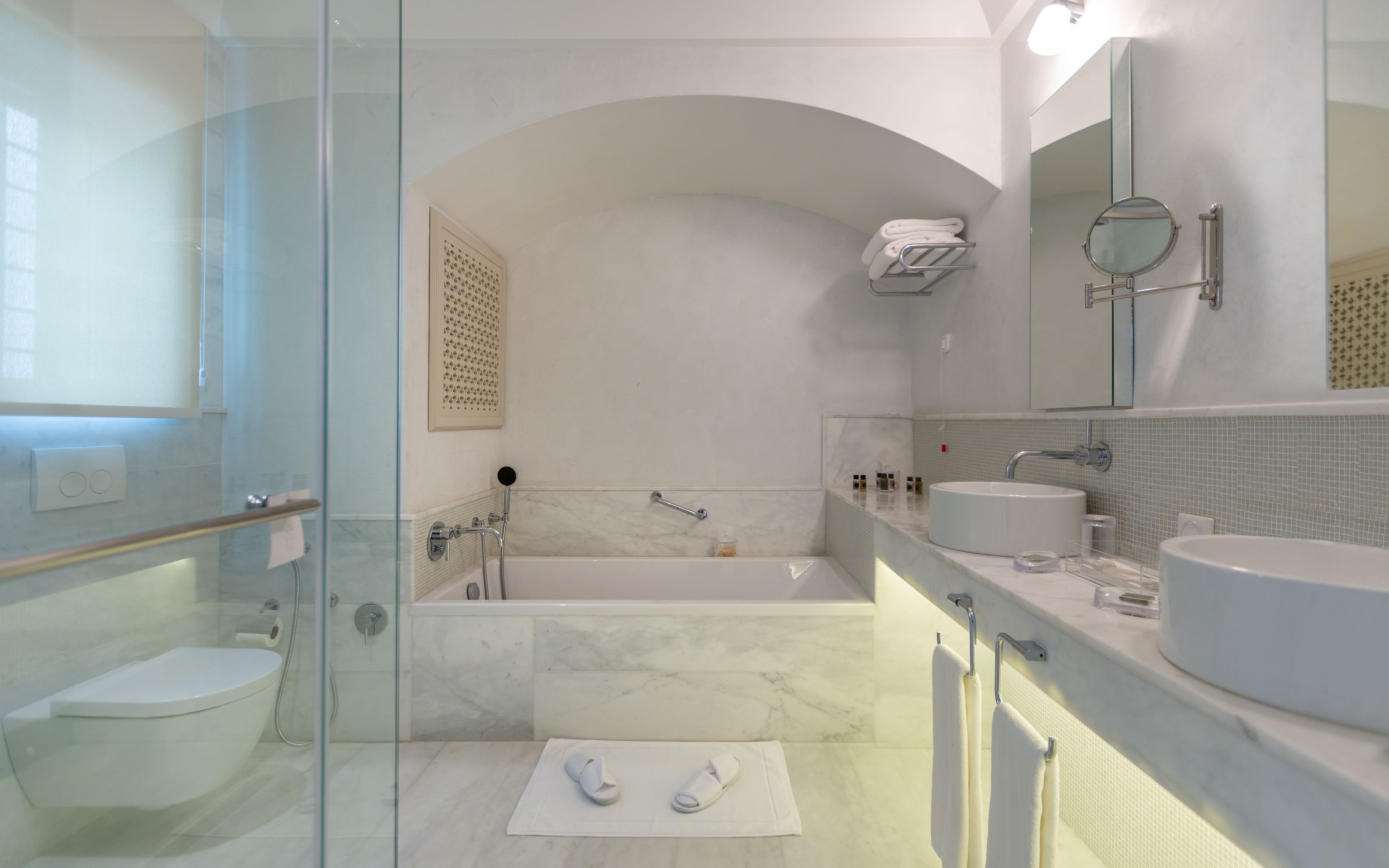 suite | bathroom | combined shower/bathtub, deep-soaking bathtub, free toiletries