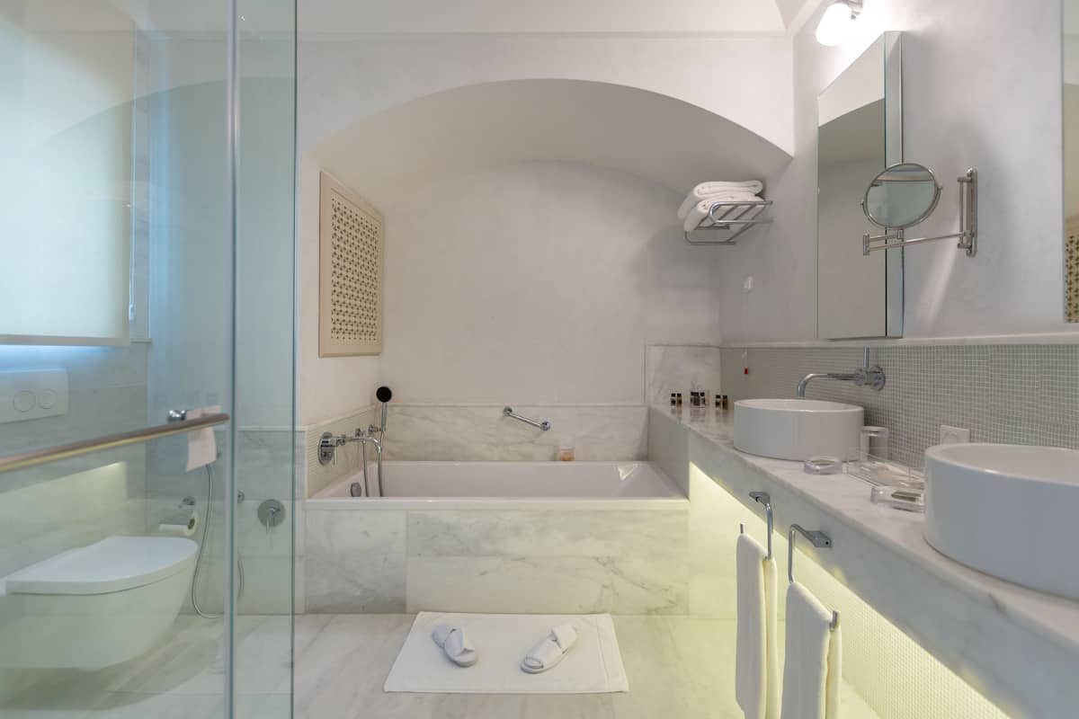 suite | bathroom | combined shower/bathtub, deep-soaking bathtub, free toiletries