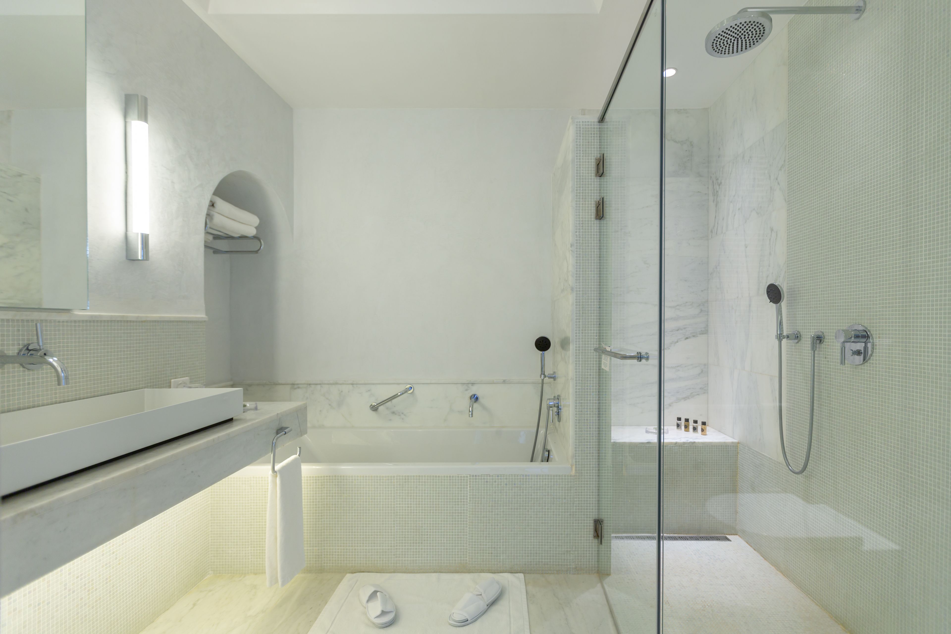 junior suite, 1 king bed | bathroom | combined shower/bathtub, deep-soaking bathtub, free toiletries