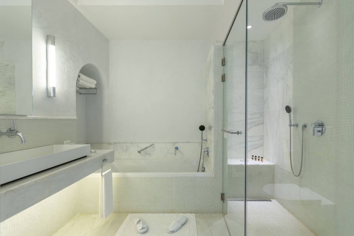 junior suite, 1 king bed | bathroom | combined shower/bathtub, deep-soaking bathtub, free toiletries