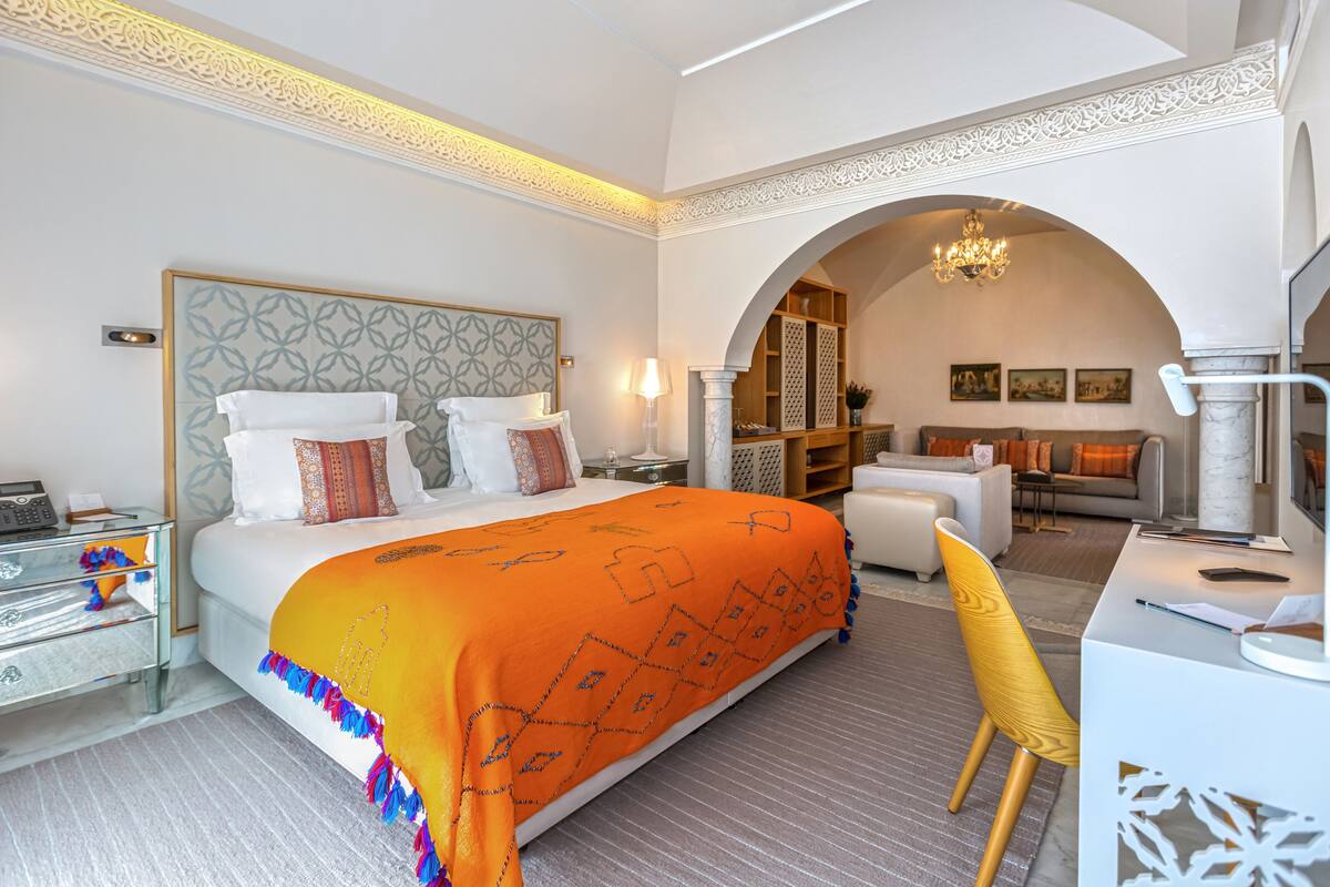 junior suite, 1 king bed | premium bedding, free minibar items, in-room safe, desk