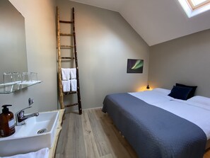 Habitación estándar con 2 camas individuales, baño compartido | Cortinas blackout, wifi gratis y ropa de cama 