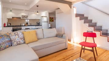 Apartamento, 3 habitaciones, terraza, vistas al mar | Zona de estar | Televisión de pantalla plana de 40 pulgadas con canales por cable