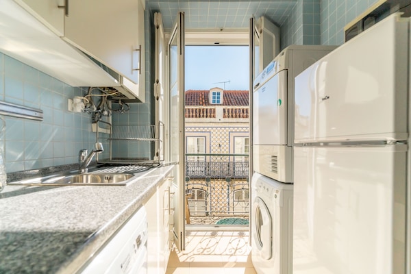 Appartamento Premier, 2 camere da letto, balcone, vista città | Cucina privata | Frigorifero con congelatore, microonde, forno, piano cottura