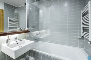 Club appartement, 2 slaapkamers, balkon, uitzicht op rivier | Badkamer | Een bad/douchecombinatie, gratis toiletartikelen, een haardroger