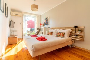 Premier appartement, 2 slaapkamers, balkon, uitzicht op de stad | 2 slaapkamers, lakens van Egyptisch katoen, luxe beddengoed