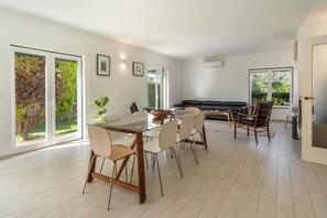 Villa, 5 habitaciones, alberca privada | Área de sala de estar | Smart TV de 42 pulgadas con canales digitales y reproductor de DVD 