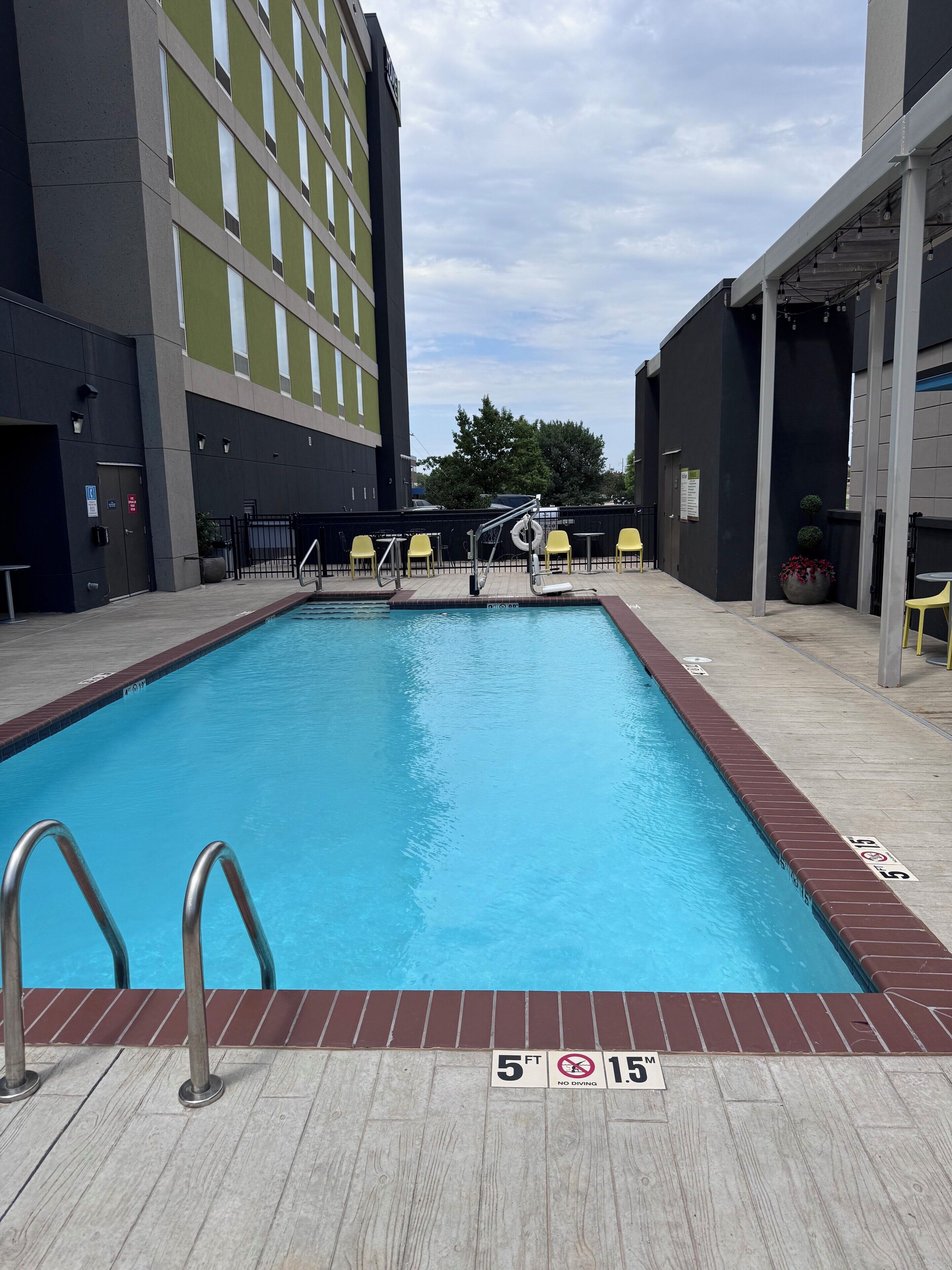 seasonal outdoor pool, open 9:00 am to 10:00 pm, pool loungers