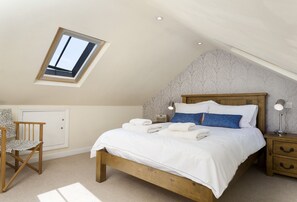 6 bedrooms, travel cot, Internet, bed sheets