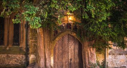 Perfectly located within the heart of this beautiful Cotswold village of Bourton-on-the-Water