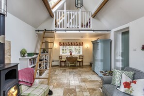 TV, fireplace, DVD player - This property has been sympathetically restored to a high standard. (Upper Oddington)