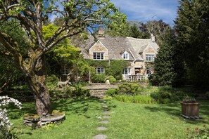 Exterior - This property has been sympathetically restored to a high standard. (Upper Oddington)