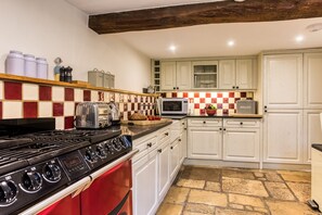 Fridge, microwave, stovetop, dishwasher - This property has been sympathetically restored to a high standard. (Upper Oddington)