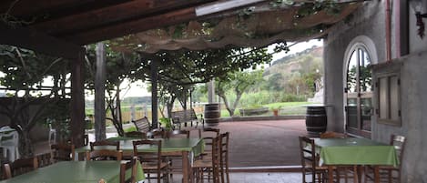 Breakfast and dinner served, local cuisine