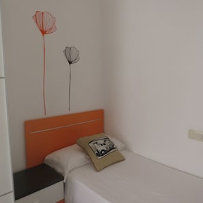 4 bedrooms, iron/ironing board, bed sheets