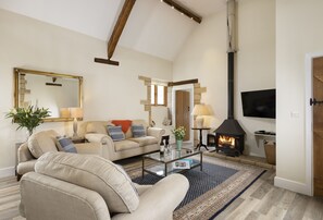 TV, fireplace, DVD player - Nellie's Barn, offers the utmost peace and tranquility. (Naunton)