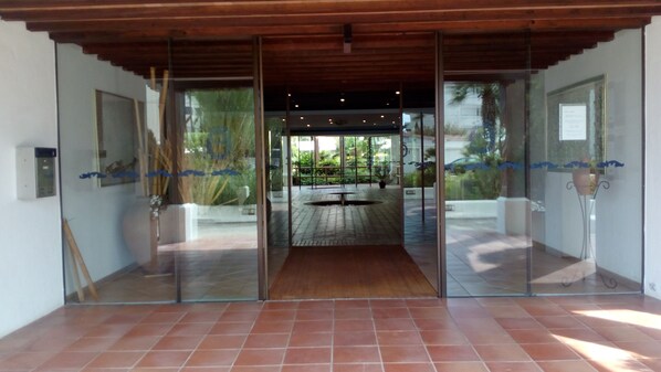 Interior - Well equipped apartment. Building with large garden and salt swimming pool, located in a q (ROSES)