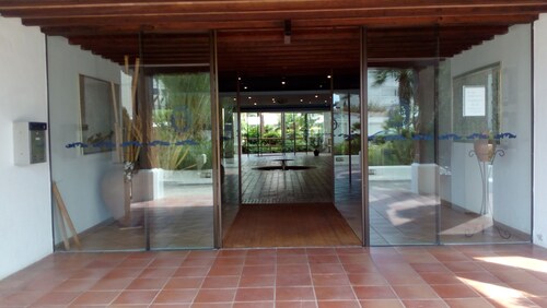 Gut ausgestattet in einem schönen Gebäude mit großem Garten und salzwasserpool, in einer r