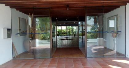 Gut ausgestattet in einem schönen Gebäude mit großem Garten und salzwasserpool, in einer r