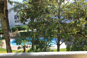 Pool - Well equipped apartment. Building with large garden and salt swimming pool, located in a q (ROSES)