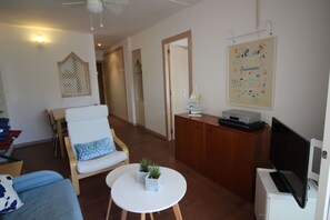TV - Well equipped apartment. Building with large garden and salt swimming pool, located in a q (ROSES)