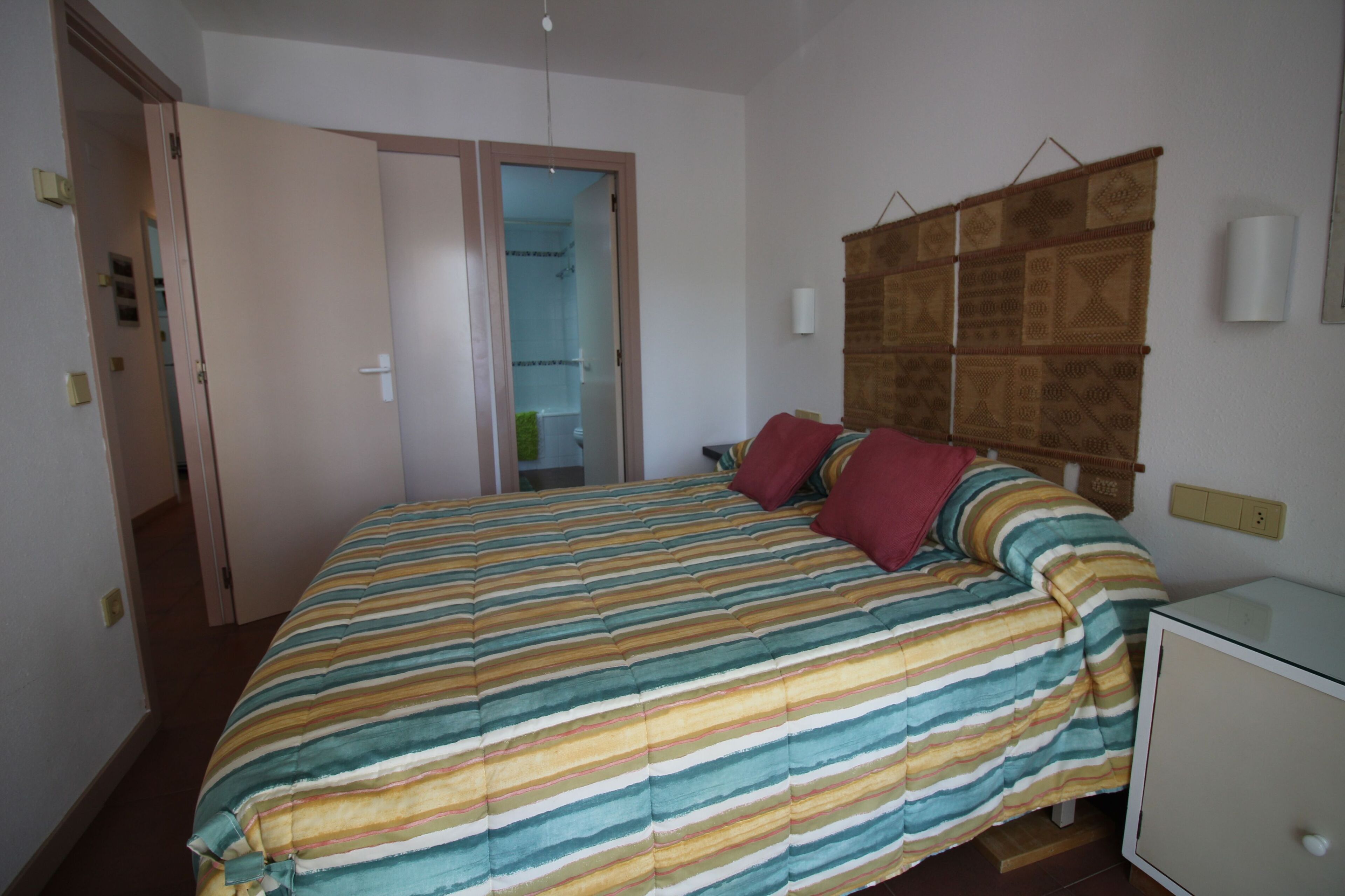 2 slaapkamers, een strijkplank/strijkijzer, internet