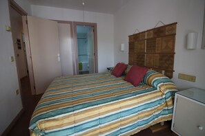 2 makuuhuonetta, silitysrauta/-lauta, internet