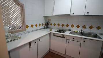 JÀÀkaappi, mikroaaltouuni, uuni, kahvin-/teenkeitin