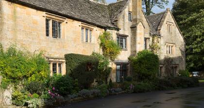 Apple Cottage is a two bedroom charming cottage, based in picturesque Snowhill