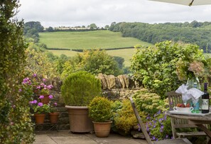 Outdoor dining - Apple Cottage is a two bedroom charming cottage, based in picturesque Snowhill (Snowshill)