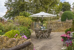 Outdoor dining - Apple Cottage is a two bedroom charming cottage, based in picturesque Snowhill (Snowshill)