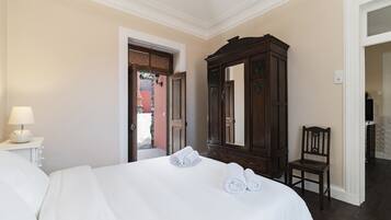 3 quartos, ferros/tábuas de passar roupa, Wi-Fi, roupa de cama