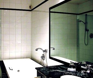 Villa, 5 Bedrooms | Bathroom | Shower, hair dryer, bidet, towels