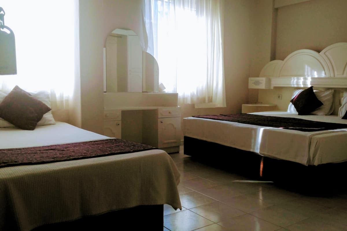 Shower, rainfall showerhead, free toiletries, hair dryer