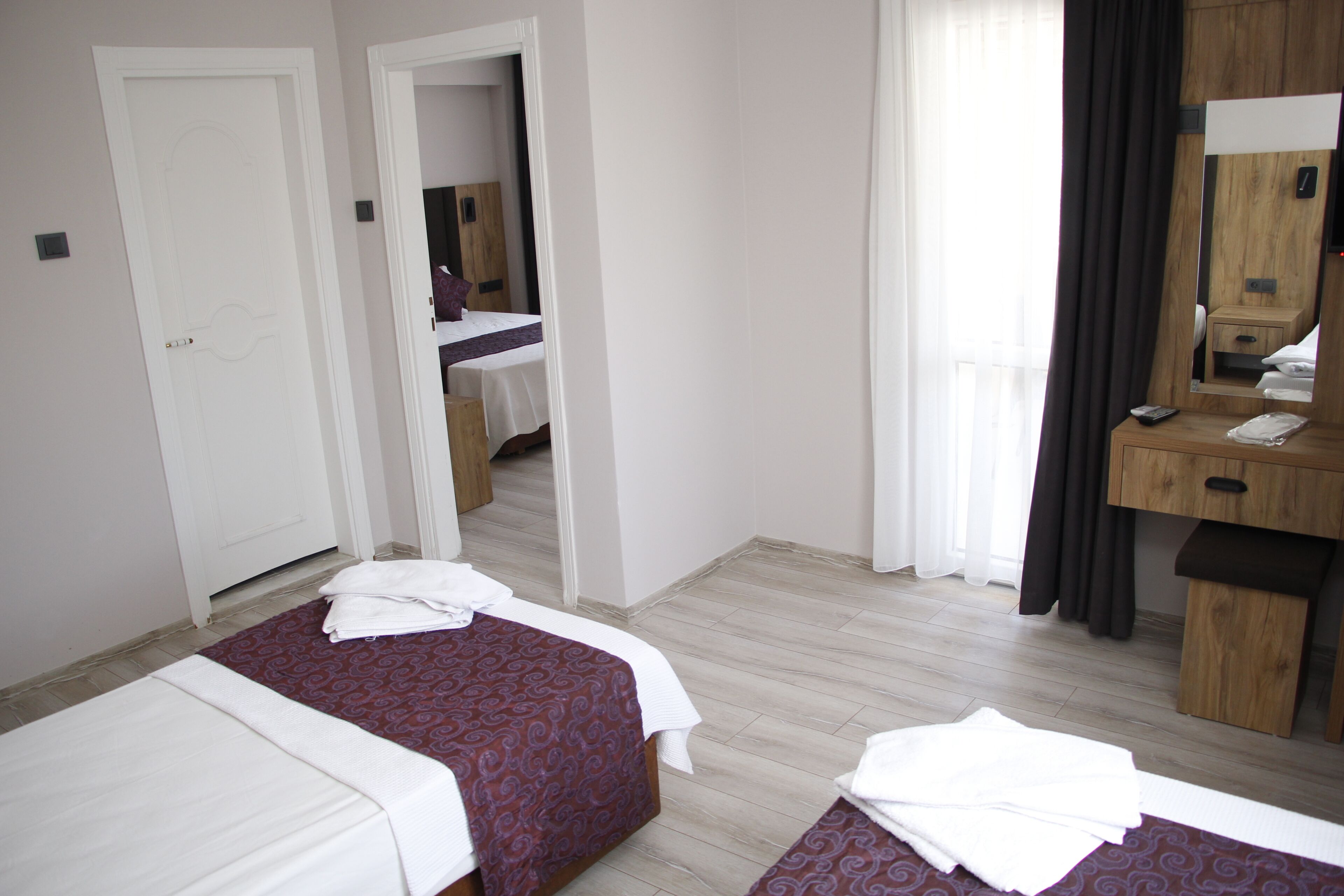 Een minibar, een kluis op de kamer, geluiddichte muren, gratis wifi