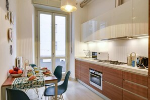 Frigorifero, microonde, forno, piano cottura