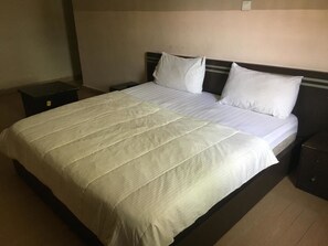 Executive kamer | Een kluis op de kamer, een bureau, beddengoed