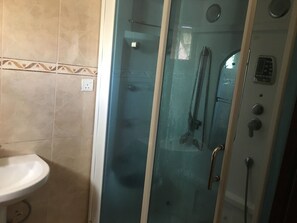 Dusj, regndusjhode, toalettartikler (inkludert) og håndklær