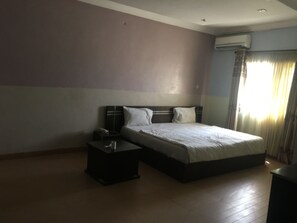 Coffres-forts dans les chambres, bureau, draps fournis