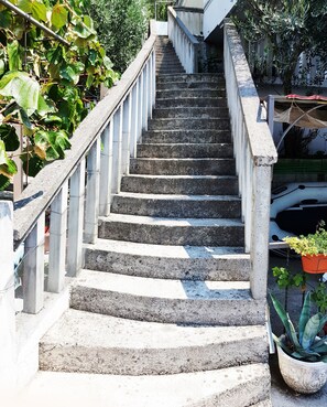 Property entrance - Antonia's coast apartment (Tivat)
