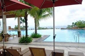 Hồ bơi ngoài trời 