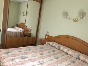 ห้องดับเบิลหรือทวิน | โต๊ะทำงาน, Wi-Fi ฟรี, ผ้าปูที่นอน