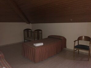 Desk, free WiFi, bed sheets - Hotel Silos 2000 (Santo Domingo de Silos)
