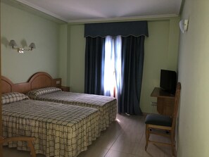 双人房或双床房 | 办公桌、免费 WiFi、床单