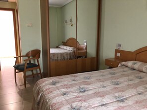 Habitación con 1 cama doble o 2 individuales | Escritorio, wifi gratis, ropa de cama