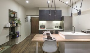 Apartamento, vista para a cidade | Opções para refeição no quarto