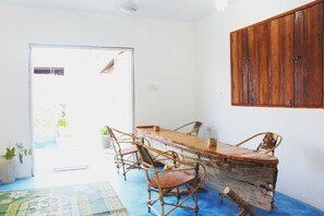 Family dining - Why Not Villas (Paje)