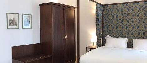 Superior tweepersoonskamer | Geluiddichte muren, gratis babybedden, gratis wifi, beddengoed